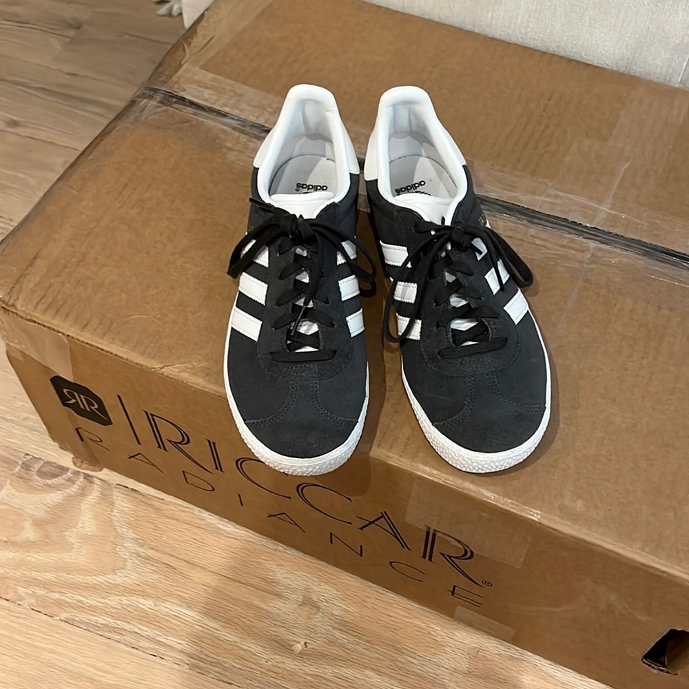 Adidas Gazelle, Big kids size 6 (W8), barely worn